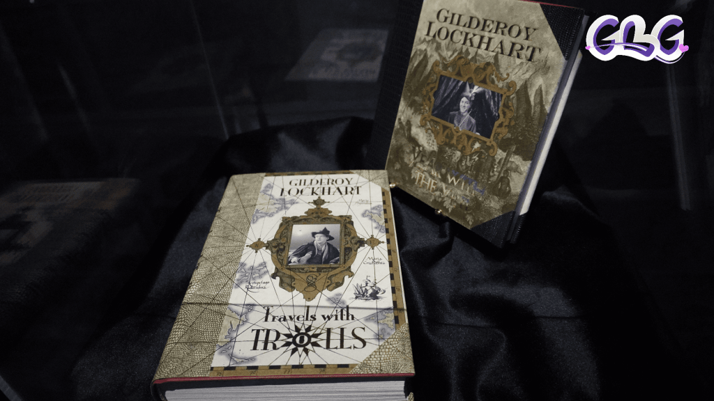 Un exemplaire des livres de Gilderoy Lockhart a "Harry Potter : L' Exposition"