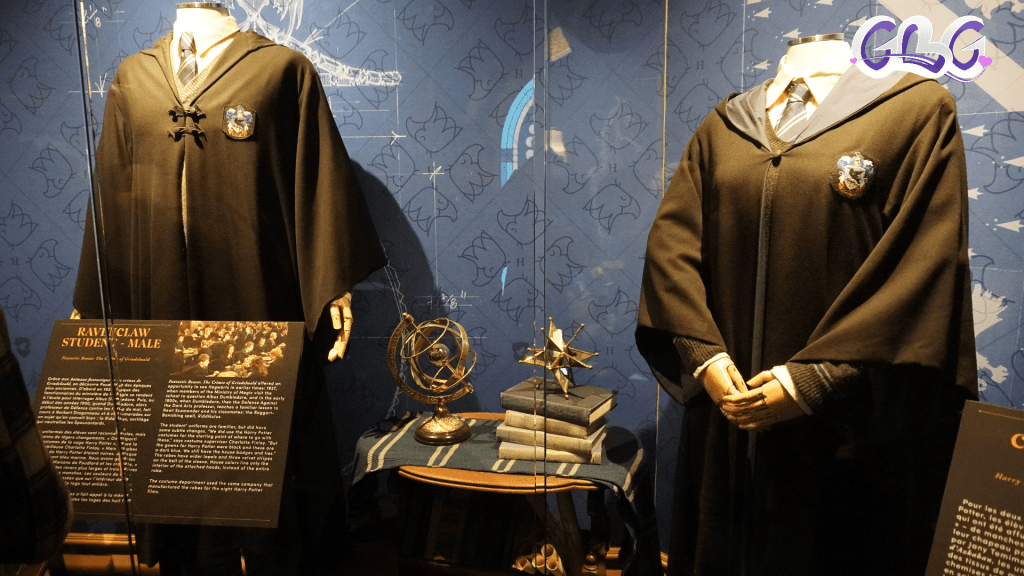 les costumes des élèves de Serdaigle mis en vitrine à "Harry Potter : L' Exposition"